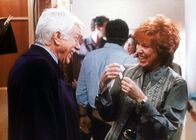 Diagnose: Mord – moderatorin Kitty Lynn Hastings (Vicki Lawrence, r.) macht die Show mit ihrem Ehrengast Dr. Mark Sloan (Dick Van Dyke, l.) großen Spaß.