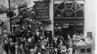 1929 - Der große Börsencrash – Menschenmenge beim Ansturm auf die New Yorker "American Union Bank" zu Beginn der großen Depression 1929 in den USA.