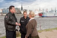 Notruf Hafenkante – Franzi (Rhea Harder, M.) und Hans (Bruno F. Apitz, l.) kümmern sich um die Bayerin Mäggy (Johanna Bittenbinder, r.), die wegen der Suche nach einem Freund nach Hamburg gekommen ist.