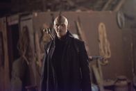 The Strain – Während die Asche des nuklearen Krieges den Strigoi mehr Möglichkeiten eröffnet, suchen Quinlan (Rupert Penry-Jones) und Fet weiterhin nach einem Mittel gegen den Master ...