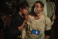 Doktor Ballouz – Dr. Barbara Forster (Julia Richter) versucht, dem Feuerwehrmann Christian (Stefan Rudolf) ein paar letzte schöne Momente zu schenken. Er liegt im Sterben.