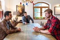 Die Rosenheim-Cops – Die Kommissare Kaya (Baran Hêvî, l.) und Hansen (Igor Jeftić, M.) befragen den Assistenten des Opfers, Gabriel Schneider (Stefan Mascheck, r.), zum Streit zwischen seinem Chef und einem Kunden.
