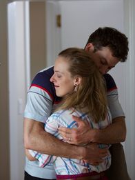Evil - Gesichter des Bösen – LS Actor Daniel Starrett (Trevor Lyons) and Actor Michele Ward (Shannon Mann) hugging