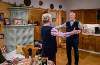 Sturm der Liebe – Hildegards (Antje Hagen, l.) und Alfons‘ (Sepp Schauer, r.) freuen sich über ihr Wiedersehen.