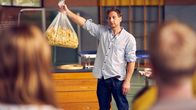 Der Lehrer – Stefan (Hendrik Duryn) muss das Essen für die Benefizgala vorbereiten. Eine Ladung Nudeln soll's richten! +++ Die Verwendung des sendungsbezogenen Materials ist nur mit dem Hinweis und Verlinkung auf TVNOW gestattet. +++