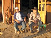 Universum: Extrem! – Die letzten Bewohner einer Geisterstadt im Death Valley: Vater und Sohn.
