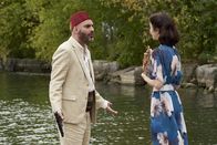 Man Seeking Woman – Khalid (Michael Benyaer, l.); Lucy (Katie Findlay, r.)