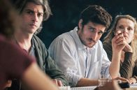 Forever Young – Der Schauspiellehrer Pierre Romans (Micha Lescot, 2.v.l.) und der Theaterdirektor Patrice Chéreau (Louis Garrel, 2.v.r.) bei einer Besprechung im Théâtre des Amandiers