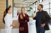 In aller Freundschaft – SENDER: ARD - SENDETITEL: In aller Freundschaft Folge 817 - UNTERTITEL: Im Zweifel - CAPTION: ARD/MDR IN ALLER FREUNDSCHAFT FOLGE 817, "Im Zweifel" Uhr im ERSTEN..Frederike (Anne Kanis, mi.) und Thomas Pauli (Matthias Zeising, re.) wollten ihren Sohn Mattis aus der Sachsenklinik abholen, doch der ist gerade bei einer Untersuchung. Nun hat Oberschwester Arzu (Arzu Bazman, li.) die Aufgabe, den aufgebrachten Eltern zu erklären, warum die Untersuchung nicht mit ihnen abgesprochen war. Dies ist allerdings ein schwieriges Unterfangen, da Mattis' behandelnde Ärztin Dr. Peters den Verdacht hat, Mattis ist Opfer häuslicher Gewalt durch seinen Vater..