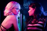Atomic Blonde – Zwei Agentinnen auf Augenhöhe: Lorraine Broughton (Charlize Theron, l.) und Delphine Lasalle (Sofia Boutella, r.).