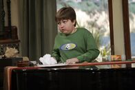 Two and a Half Men – Jake (Angus T. Jones) ist von der ewigen Streiterei zwischen seinem Vater und seinem Onkel genervt ...