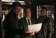 Castle – Castle (Nathan Fillion, l.), Kevin Ryan (Seamus Dever, M.) und Javier Esposito (Jon Huertas, r.) müssen einen Mörder finden, der einen religiösen Fanatiker umgebracht hat, der sich sicher war, dass das Jüngste Gericht bevorsteht ...