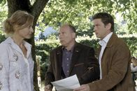 Die Rosenheim-Cops – Cop Christian Lind (Tom Mikulla, re.) kommt gerade rechtzeitig, als Anna Lerchl (Franziska Schlattner) Erwin Hasslinger (Peter Faerber) mit dem Beweis für ihre Mordtheorie erpressen will.