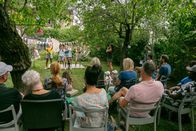 Mega Moment – Hinter, l-r: Daria Tayel, Malik Camara, Nele Perklitsch, Brinn Leo Furey, Luca Sommerauer, Emma Filipovic.