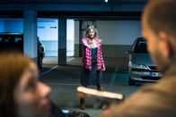 Notruf Hafenkante – Ariane Rosenthal (Janna Striebeck, m.) will das gestohlene Geld gegen ihre Tochter eintauschen.