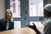 Homeland – Saul und Dar Adal glauben, dass Elizabeth Keane ein Geheimnis verbirgt, während Carrie (Claire Danes, l.) für ihren Klienten Sekou (J. Mallory McCree, r.) kämpft ...
