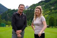 Heimatleuchten – Moderatorin Sarah Pernerstetter mit Golflehrer Adam Fisher