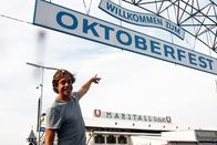 Checker Tobi – Checker Tobi am Eingang des Oktoberfestes.
