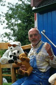Löwenzahn Classics – Auf der Treppe zu seinem Dachgarten hat Peter (Peter Lustig) sich mit seinen Teddybären niedergelassen, um ein Loblied auf die Bärengattung zu singen.
