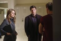 Castle – Ein Mädchen wurde ermordet. Beckett (Stana Katic, l.) und Castle (Nathan Fillion, M.) versuchen, den Täter zu fassen, doch hat Riley Marshall (Sam Towers, r.) etwas damit zu tun?; Ein Mädchen wurde ermordet. Beckett (Stana Katic, l.) und Castle (Nathan Fillion, M.) versuchen, den Täter zu fassen, doch hat Riley Marshall (Sam Towers, r.) etwas damit zu tun?