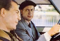 Fahrschule – Fahrlehrer Hempel (Otto Mellies, l.) schikaniert mit Wonne seinen Fahrschueler und Automuffel Steinkoehler (Joerg Gudzuhn). MDR/PROGRESS - honorarfrei, Verwendung nur im Zusammenhang mit o.g. MDR-