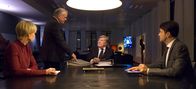 Dead Man Working – v.l.n.r. Frau Sonnebach (Jenny Schily), Raimund Falthauser (Bernhard Schütz) Wilfried von Bensen (Manfred Zapatka), Pressesprecher Gerold Thattinger (Michael Rothschopf).