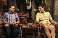 Two and a Half Men – Sein bester Freund Andy (Emilio Estevez, l.) stirbt, während sie zusammen auf der Terrasse sitzen. Charlie (Charlie Sheen, r.) lässt sich daraufhin sofort auf Herz und Nieren durchchecken ...