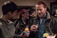 Jack Taylor – Während Jack Taylor (Iain Glen, r.) und sein neuer Mitstreiter Darragh Noonan (Jack Monaghan, l.) die nächsten Schritte in ihrem neuen Fall absprechen, konzentriert sich Tippelbruder Pádraic (Lalor Roddy, M.) auf seine nächste Bestellung.