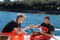 Gordon Ramsay: Kulinarische Abenteuer – Croatia - Croatian Chef, David Skoko (R), servers Gordon Ramsay conger eel pâté. (Credit: National Geographic/Justin Mandel)