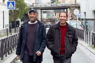 Alles außer gewöhnlich – Bruno (Vincent Cassel, li.) und Malik (Reda Kateb, re.) kümmern sich im Großraum Paris um schwer autistische Kinder und Jugendliche, sogenannte Systemsprenger.