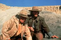 Der Texaner – Auf seinem Weg nach Westen findet Josey Wales (Clint Eastwood, r.) einen Freund und Begleiter: den alternden Indianer-Häuptling Lone Watie (Chief Dan George, l.).