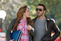 So Undercover – Weil sie ohne Probleme als Erstsemester durchgeht, wird die junge Privatdetektivin Molly (Miley Cyrus, l.) von dem FBI-Agenten Armon (Jeremy Piven, r.) überredet, undercover ein College zu besuchen. Sie soll dort eine vom organisierten Verbrechen bedrohte Mitstudentin unauffällig ausspionieren und beschützen ...