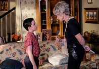 Young Sheldon – Sheldon (Iain Armitage, l.); Meemaw (Annie Potts, r.)