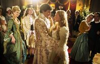 Rapunzel – Rapunzel wird mit zwölf Jahren von der Zauberin in einen Turm gesperrt. Wie sie dort lebt und ihren Prinzen kennen- und lieben lernt, davon erzählt der Film nach dem gleichnamigen Märchen der Brüder Grimm. - Am Hofe wird eine prachtvolle Hochzeit gefeiert.