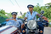 Death in Paradise – Dwayne Myers (Danny John-Jules, r.) und J.P. Hooper (Tobi Bakare, l.) liefern den entscheidenden Beweis zur Aufdeckung des Mordes.
