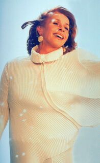 Scharf aufs Leben – Solveighs (Senta Berger, Bild) Leben ändert sich völlig, nachdem sie von einem Werbefotographen als Modell entdeckt worden ist.