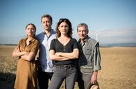 In Wahrheit – Das Team für das Saarland: Kommissarsanwärterin Lisa (Jeanne Goursaud), Kommissar Freddy Breyer (Robin Sondermann), Hauptkommissarin Judith Mohn (Christina Hecke) und der Ex-Ermittler Markus Zerner (Rudolf Kowalski).