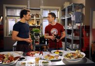 Rote Rosen – ARD ROTE ROSEN, Folge 94010 Uhr im Ersten. Nils (Gabriel Merz, l.) beauftragt Paul (Fabian Oscar Wien, r.), Hochglanzfotos von seinen Menues zu machen.