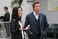 The Mentalist – Die Ermittlungen laufen auf Hochtouren: Patrick (Simon Baker, r.) und Teresa (Robin Tunney, l.) wollen den Mord an Hollywood-Produzent Felix Hanson aufdecken ...