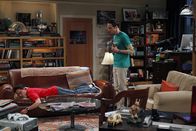 The Big Bang Theory – Während Leonard (Johnny Galecki, r.) schockiert feststellt, dass er der Einzige ohne Freundin ist, versucht Sheldon (Jim Parsons, l.), Amy loszuwerden ...
