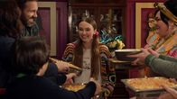 Home Sweet Rome – Lucy (Kensington Tallman, m.) bekommt Mac and Cheese zu Thanksgiving.