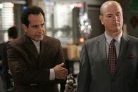 Monk – Auf wessen Seite steht der Anwalt Garrett Pric (Larry Miller, r.)? Glaubt er Monks (Tony Shalhoub, l.) äußerst fragwürdige Geschichte?