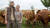 Heimatküche – In Nordrhein-Westfalen geht es an den Niederrhein. Dort betreibt Theresa Coßmann (r) und ihr Mann Christoph einen Biohof. Auf dem Stautenhof in Willich-Anrath leben vier Generationen unter einem Dach.