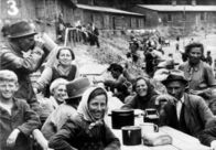 Trümmerleben – SWR Fernsehen TRÜMMERLEBEN TEIL 3, "Flüchtlinge und Vertriebene" Uhr. Neubeginn in eine ungewisse Zukunft. Lageralltag in Klinge Seckach.