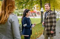 Sturm der Liebe – Shirin (Merve Çakır, M.) spürt, dass Henning (Matthias Zera, r.) vor Constanze (Sophia Schiller, l.) auf Abstand zu ihr geht.