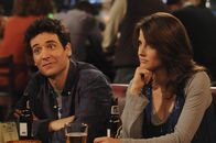 How I Met Your Mother – Während Ted (Josh Radnor, l.) bei Tiffany am Haken hängt, hält Robin (Cobie Smulders, r.) Kameramann Mike hin ...