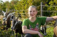 Heimatküche – Zum Auftakt der neuen Staffel geht es in den Süden Deutschlands. In Utting am Ammersee treffen die Landfrauen auf Franziska Eigner. Ziegen sind ihre große Leidenschaft. Aus ihrer Bioheumilch kreiert sie Käsespezialitäten und kämpft für ihren Traum vom eigenen Hof.
