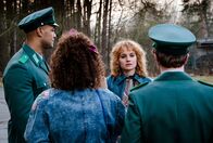 Sam - Ein Sachse – Antje (Luise von Finckh, re.) taucht unverhofft bei Sams (Malick Bauer, li.) Vereidigung auf.