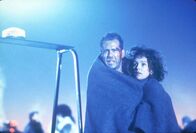 Stirb langsam 2 – McClane (Bruce Willis, l.) und seine Frau Holly (Bonnie Bedelia, r.)