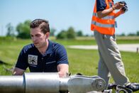 Mayday - Alarm im Cockpit – Brantford, Ontario, Kanada - Ermittler Echeverri (gespielt von Isaiah Kolundzic) untersucht einige Trümmer des Aires-Flugs 8250. (Cineflix 2019/Darren Goldstein)